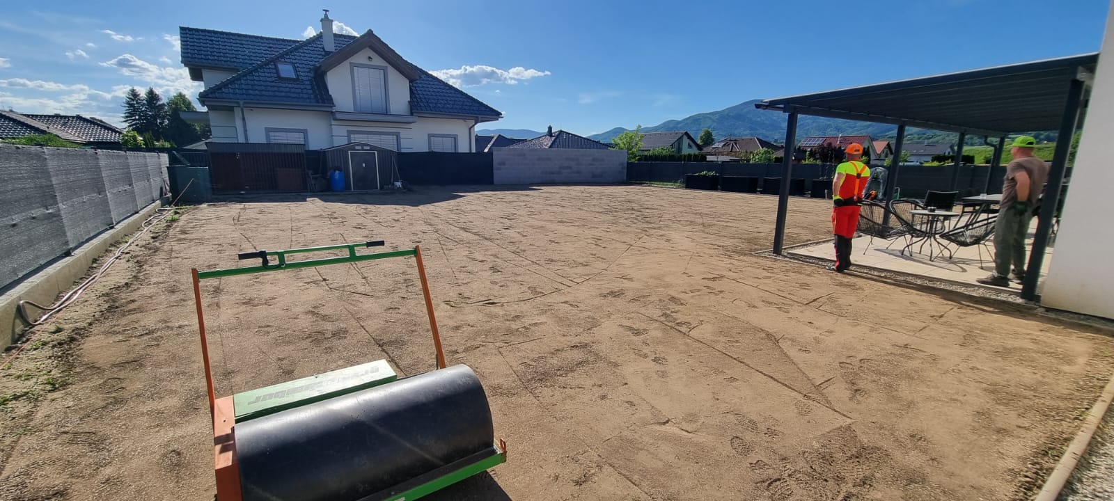 Zakladanie trávnika v Turanoch