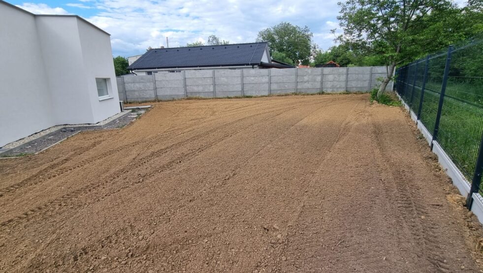 kompletné zalozenie trávniku na kluc s nosicom naradia greenclimber – frezovanie, nivelovanie, výsev, valcovanie